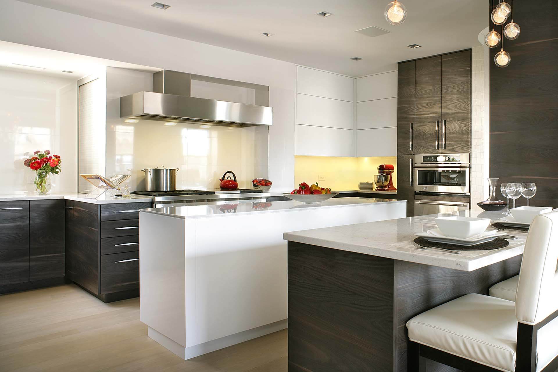 High-contrast kitchen mixes Horizontal Yosemite Scuro Artcraft cabinets with white high-gloss MDF island.