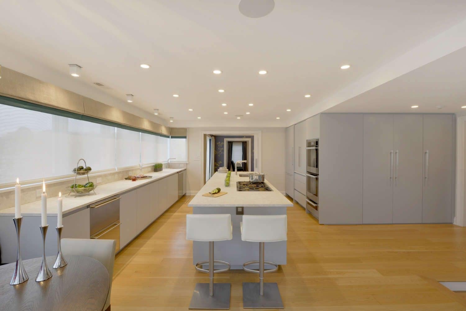Expansive contemporary Kitchen