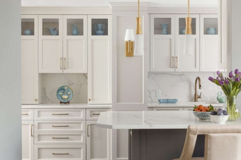 Iron mountain painted Bilota peninsula is topped with a gray-veined quartz countertop.