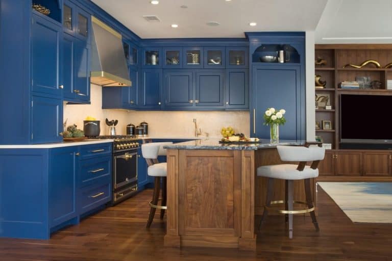 Westchester Home’s Design Awards “Best Use of Color” nominee, showcasing an L-shaped kitchen with deep blue kitchen cabinets